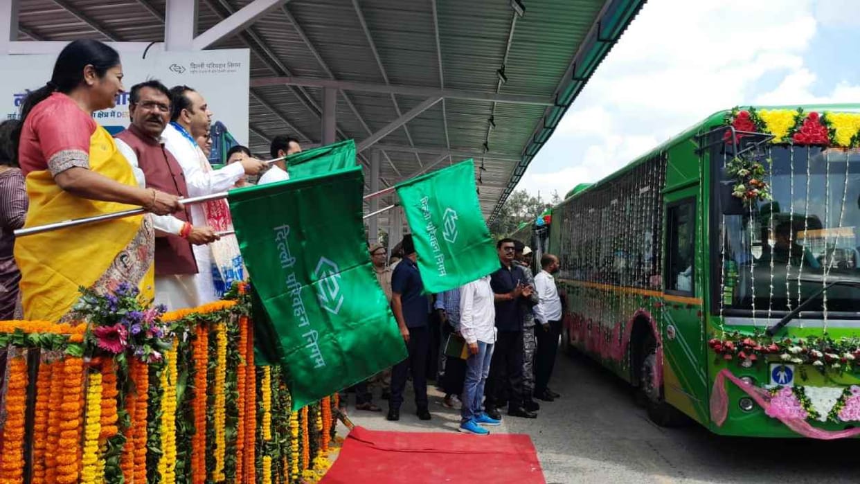 A big gift for Delhiites Yamunapar receives 300 new DEVi buses 21 new routes created