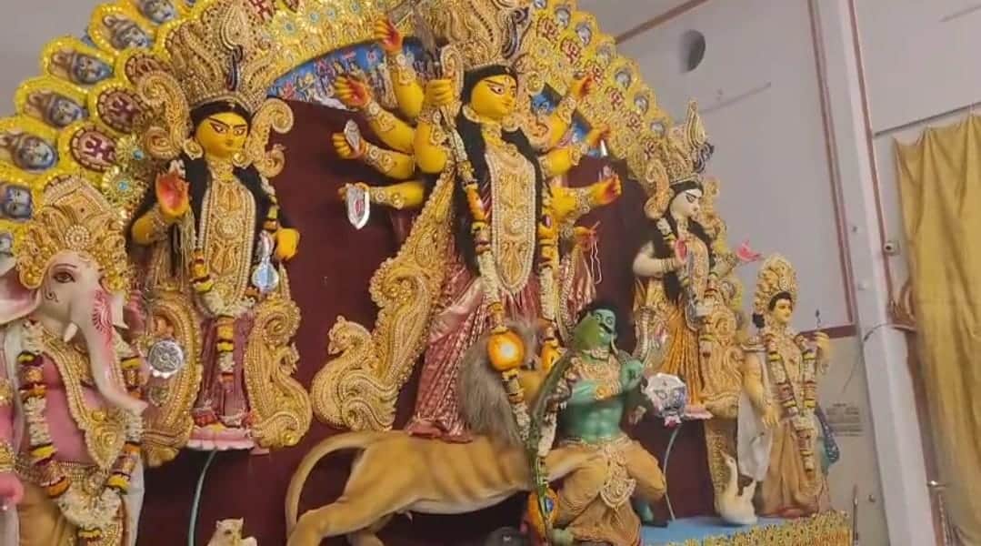 पंडाल पर विराजमान मां।