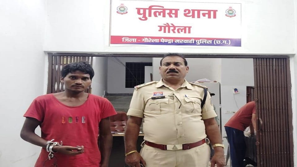 पुलिस की गिरफ्त में आरोपी