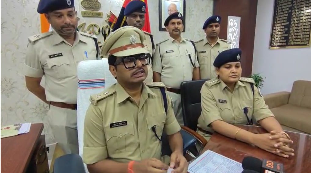 पुलिस की गिरफ्त में आरोपी