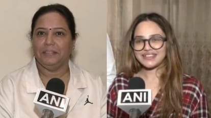क्रिकेटर अभिषेक शर्मा की मां और बहन