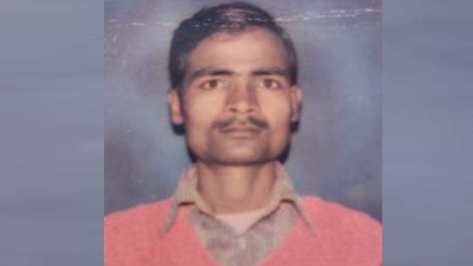 Chitrakoot: A young man died after falling onto the tracks while standing at the train door and eating gutkha