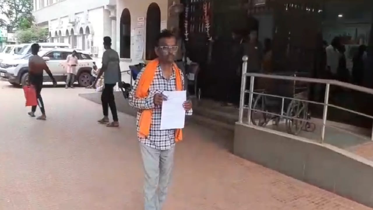 शिकायत करने पहुंचा पीड़ित