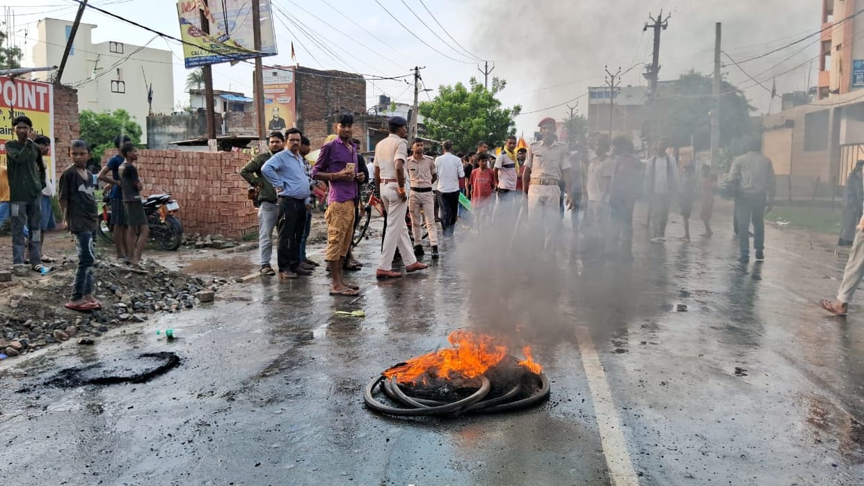 Bihar News: Chaos erupts after death of school employee, protest by placing body at school gate