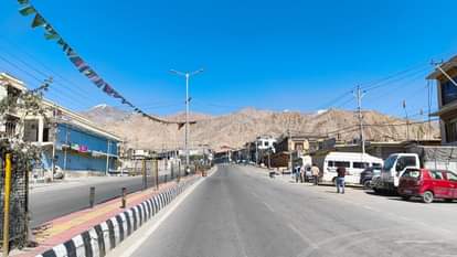 24 सितंबर की हिंसा के बाद लेह में सभी दुकाने बंद है।