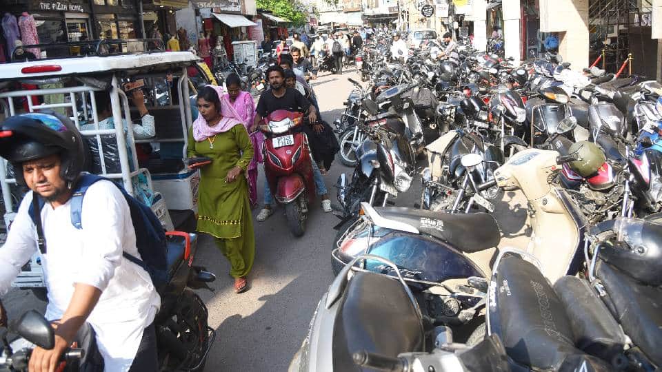 Many plans made to solve problem of parking and traffic jam in Aminabad Lucknow but no solution could be found