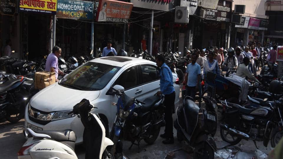 Many plans made to solve problem of parking and traffic jam in Aminabad Lucknow but no solution could be found