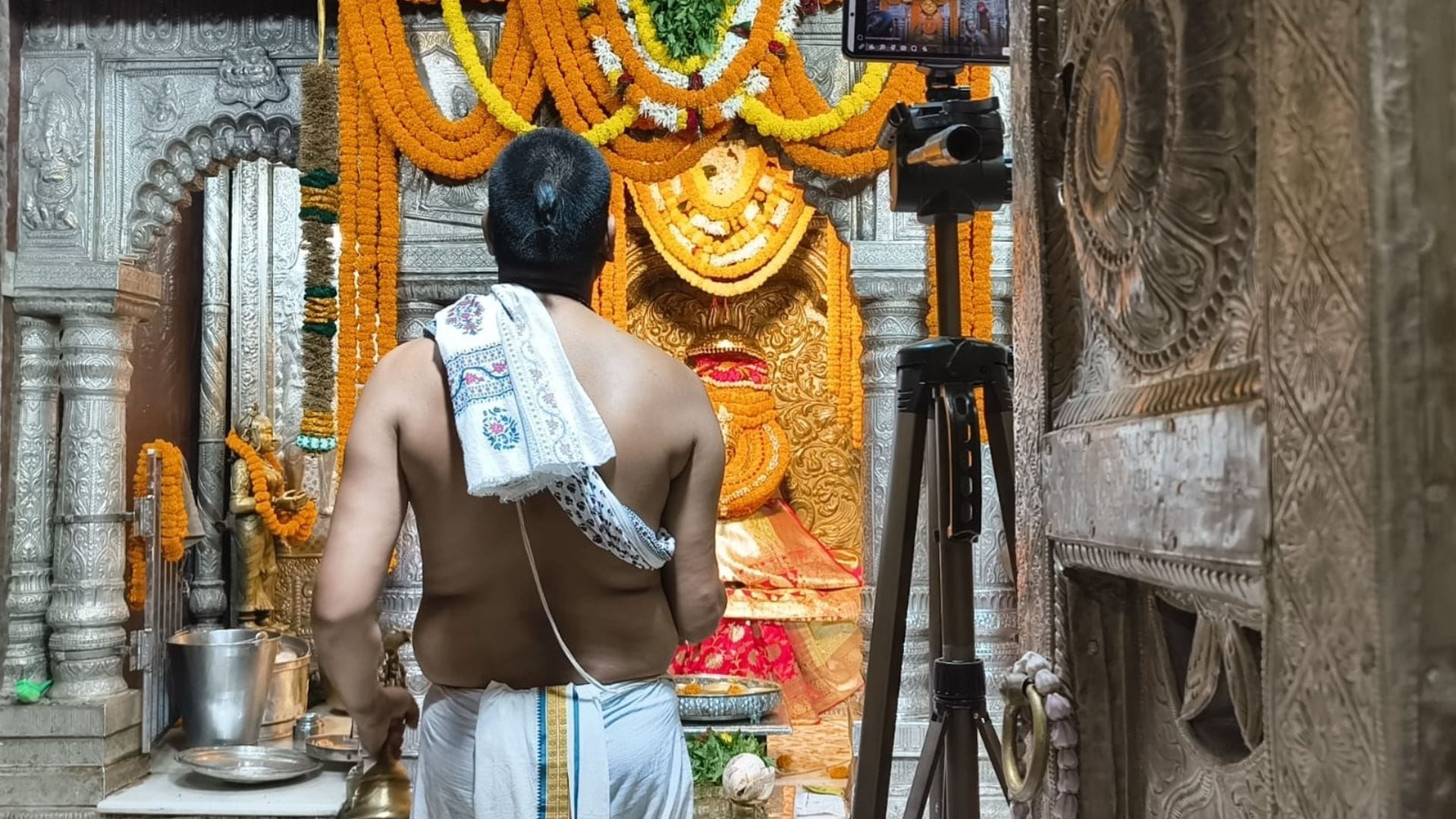 Durga Ashtami 2025 Devotees darshan pujan at Annapurna Mata Temple in Varanasi