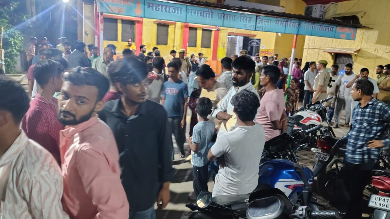 Balrampur: A young man stabbed a woman and then slit his own throat, resulting in the young woman's death; the