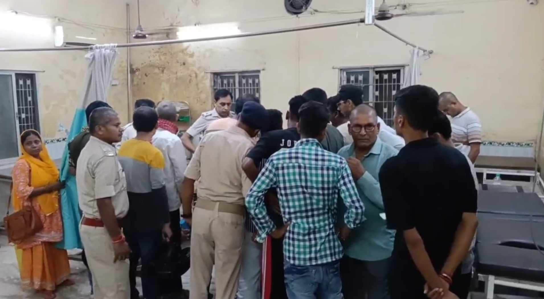 अस्पताल में मौजूद परिजन और पुलिसकर्मी