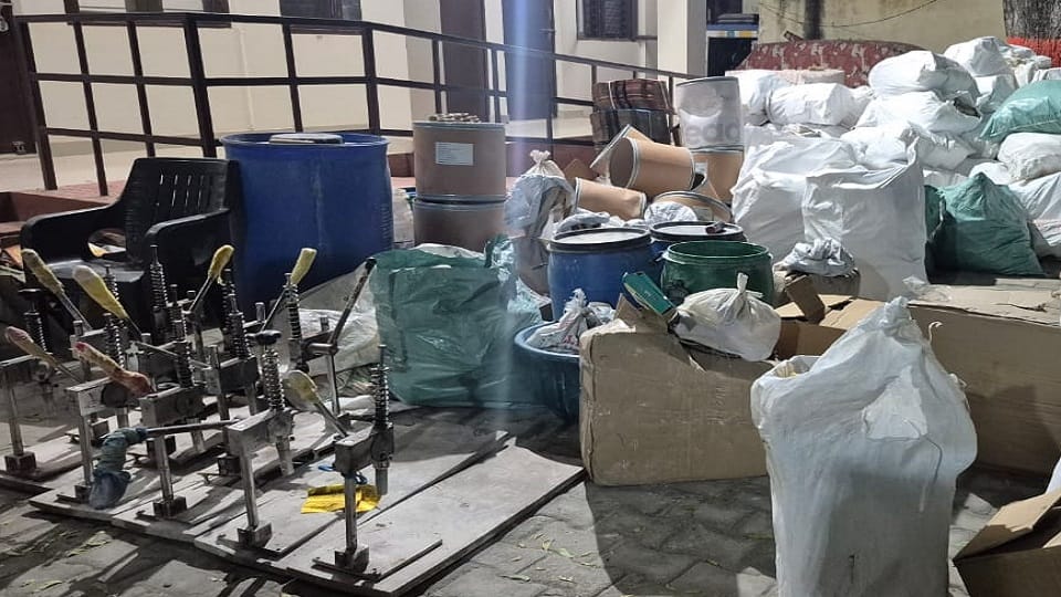 Shamli: Illegal firecracker factory was running in ruins and houses, operators ran away