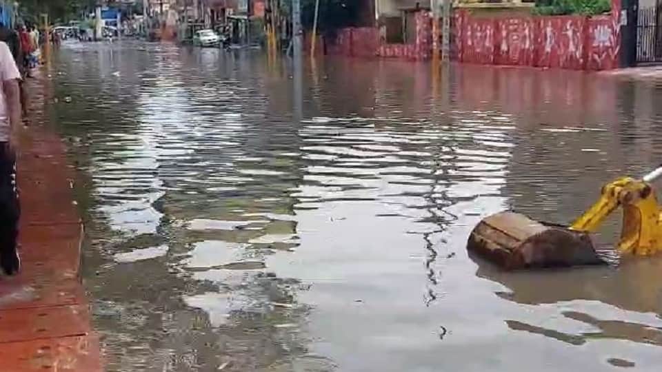 water filled in underpass Due to rain in mathura, car submerged video viral