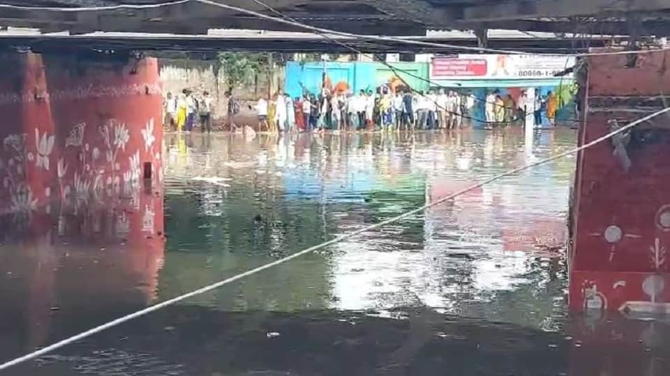 water filled in underpass Due to rain in mathura, car submerged video viral