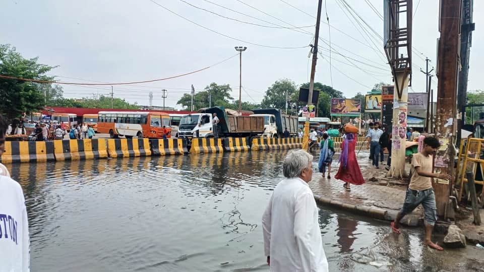 water filled in underpass Due to rain in mathura, car submerged video viral