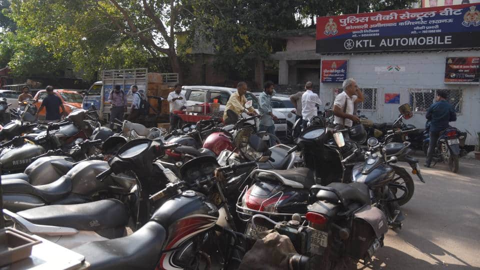 Many plans made to solve problem of parking and traffic jam in Aminabad Lucknow but no solution could be found