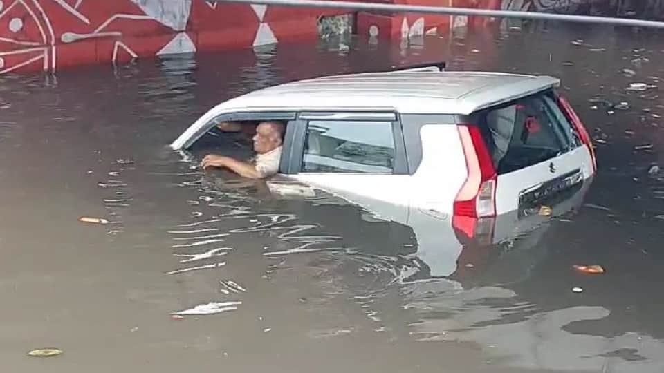 water filled in underpass Due to rain in mathura, car submerged video viral