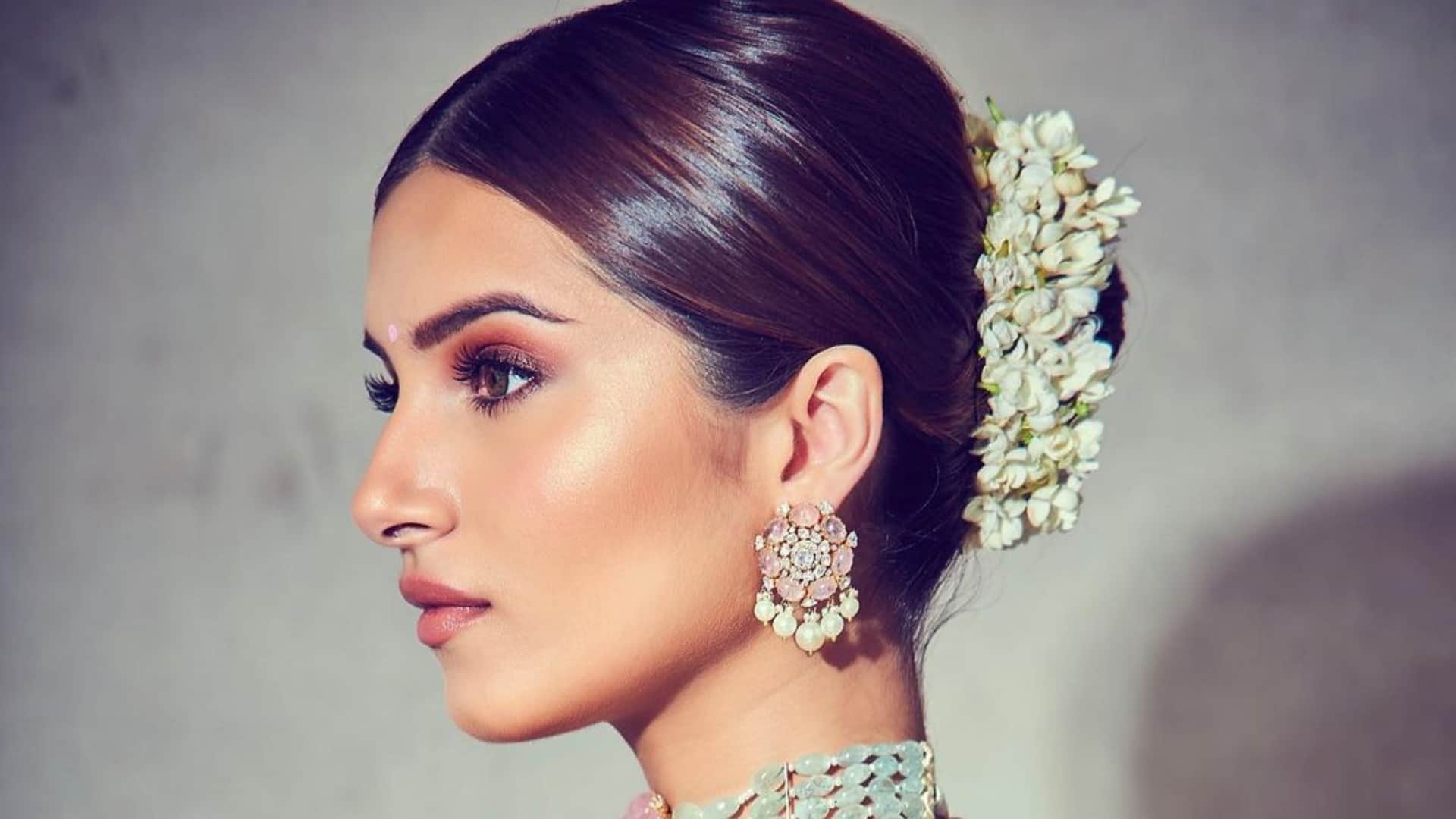 karwa chauth 2025 balo me gajra lagane ka tarika kya hai