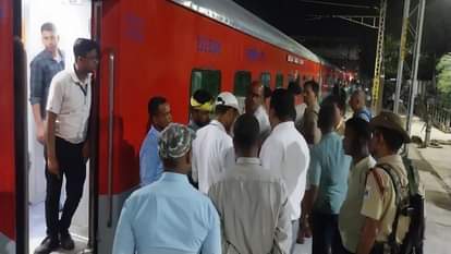 हाथरस जंक्शन स्टेशन पर खड़ी हावड़ा राजधानी एक्सप्रेस व मौजूद भीड़