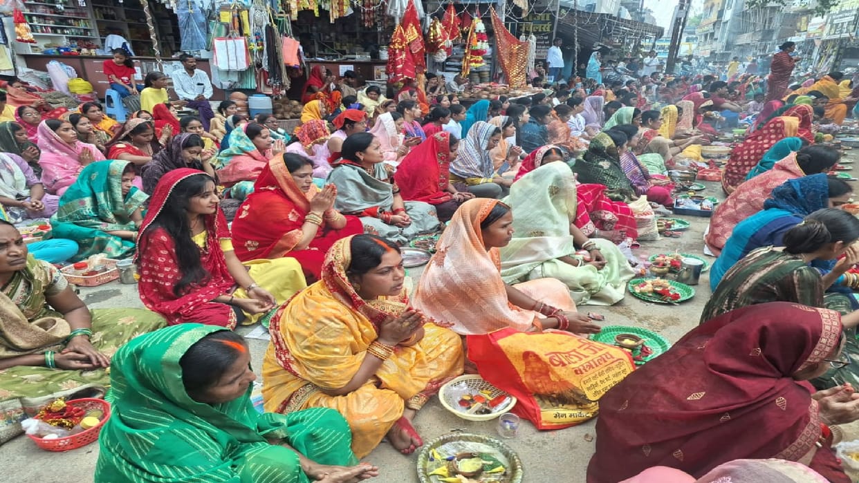Sandhi Pujan was held with great pomp in Ramanujganj, more than 5000 women participated