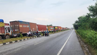 Jhansi: 20 km long jam on the highway...more than 10 thousand vehicles stranded