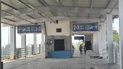 जम्मू रेलवे स्टेशन पर नवनिर्मित फुटओवर ब्रिज।