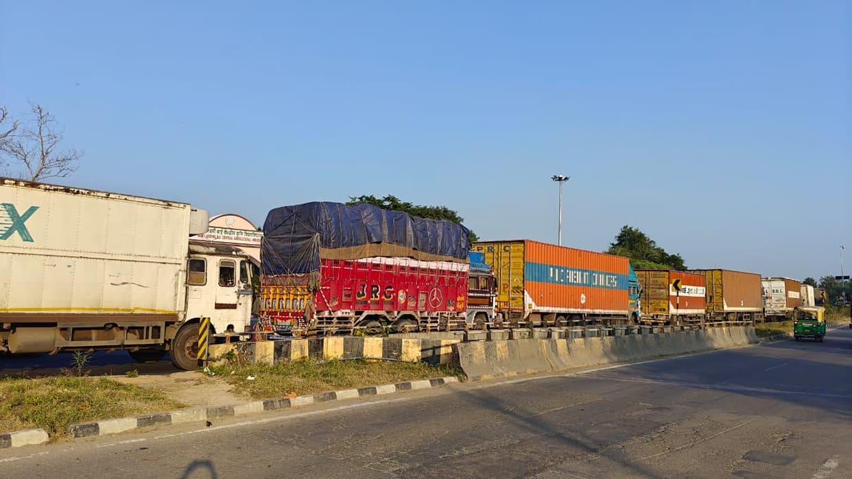 Jhansi: 20 km long jam on the highway...more than 10 thousand vehicles stranded