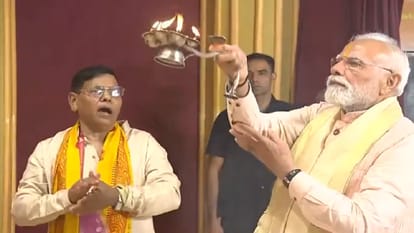 मां दुर्गा की आरती करते पीएम मोदी