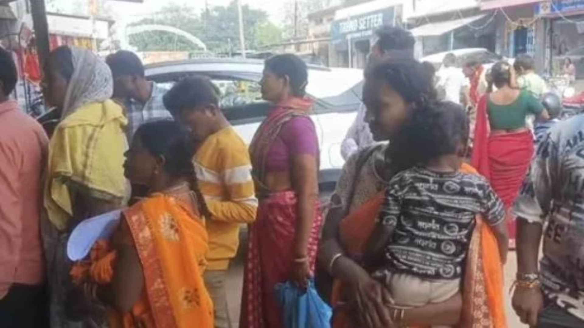 अस्पताल में बच्चों की जांच कराने पहुंचे परिजन