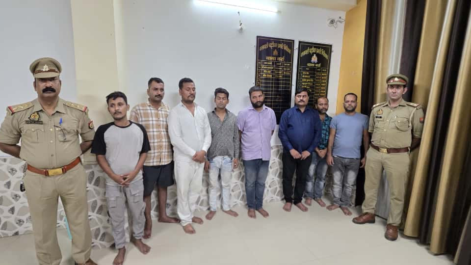 Kanpur: Eight people arrested for gambling under the protection of a wanted gangster