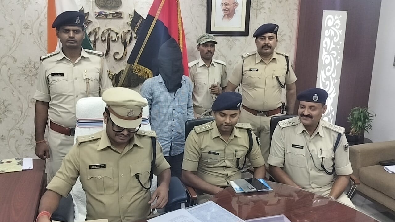 पुलिस की गिरफ्त में आरोपी