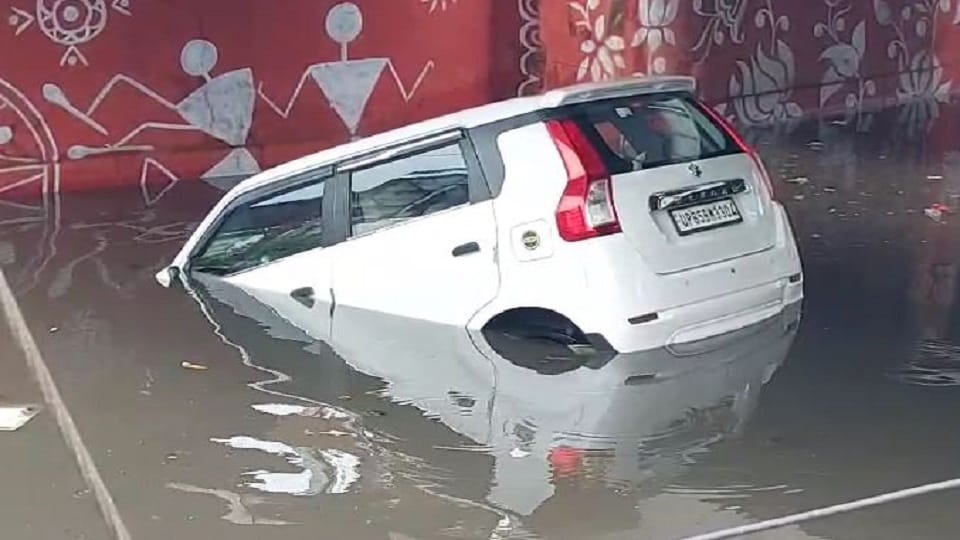 water filled in underpass Due to rain in mathura, car submerged video viral