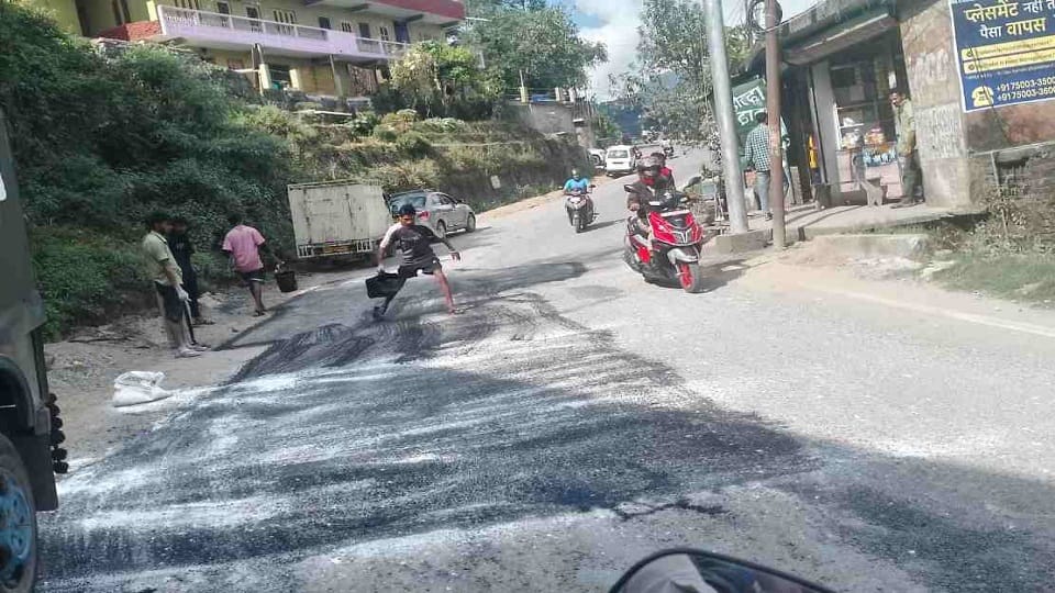 The repair work of the dilapidated roads of Pithoragarh city has started