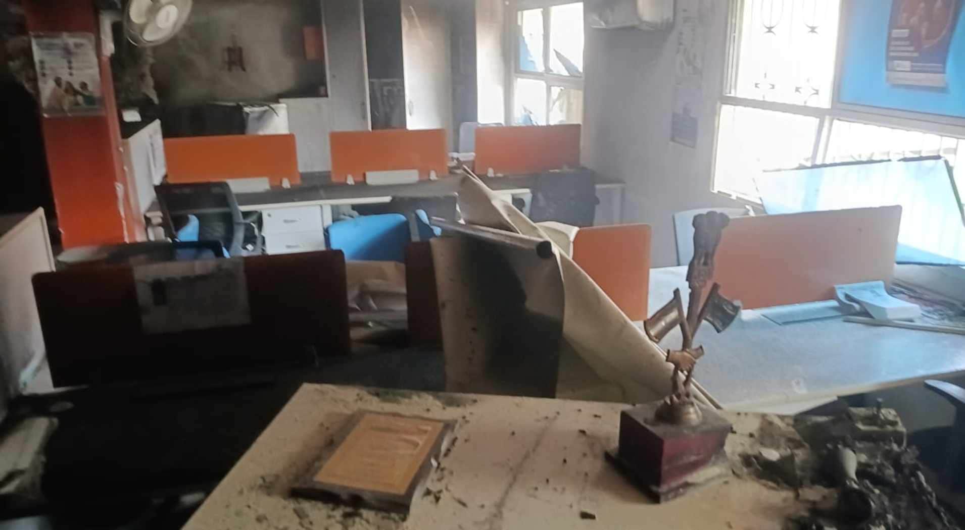 रिलायंस इंश्योरेंस ऑफिस में लगी आग