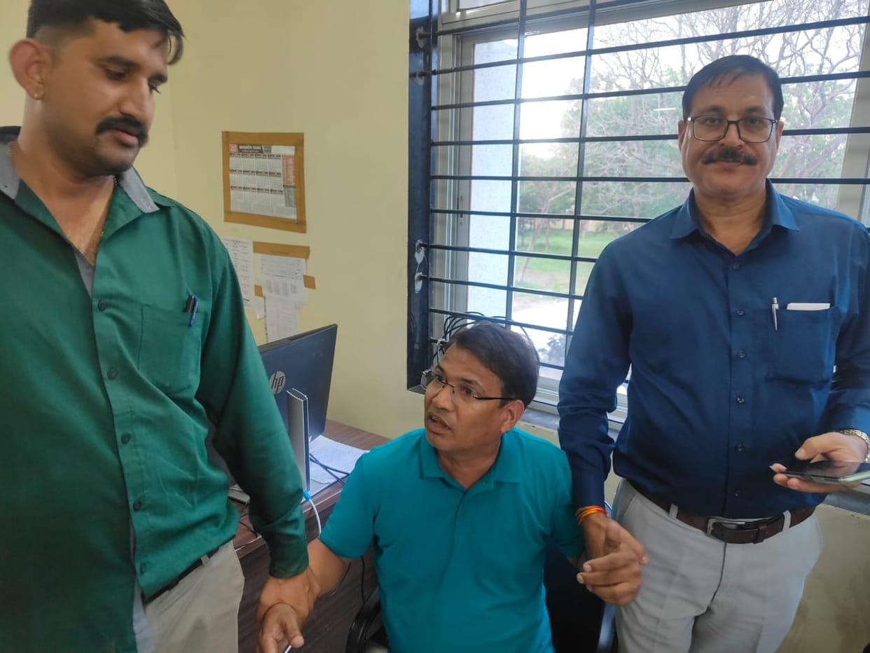 Indore: Babu demanded Rs 50,000 for land transfer in Indore, Lokayukta police caught him red-handed.