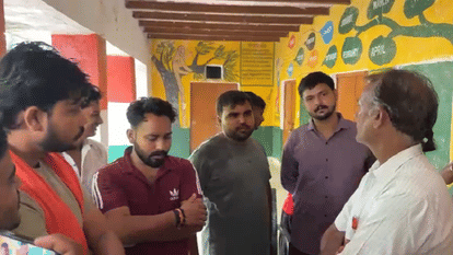 स्कूल में हंगामा करते बजरंग दल कार्यकर्ता
