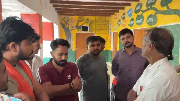 Hathras: नवरात्र का व्रत रखने पर छात्राओं को बनाया मुर्गा, स्कूल में जमकर हंगामा, बीएसए ने दिए जांच के आदेश