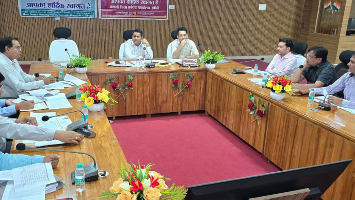 Jhansi: 1520 loan applications stuck... DM reprimands bankers in review meeting