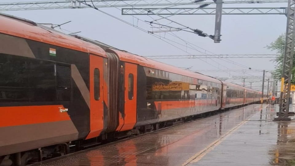 Banaras Vande Bharat Express stopped at Hathras