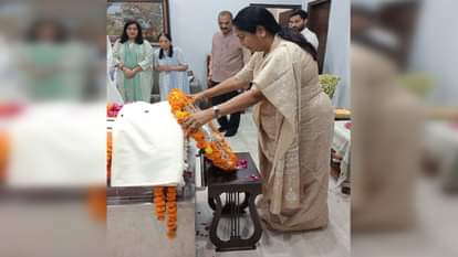 श्रद्धांजलि अर्पित करतीं दिल्ली की मुख्यमंत्री रेखा गुप्ता