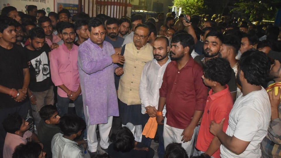 UP Crime News Bajrang Dal Worker Murder in Up Ruckus Over Girls News in Hindi