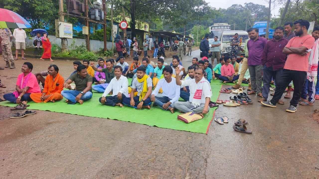 धरने पर बैठे ग्रामीण