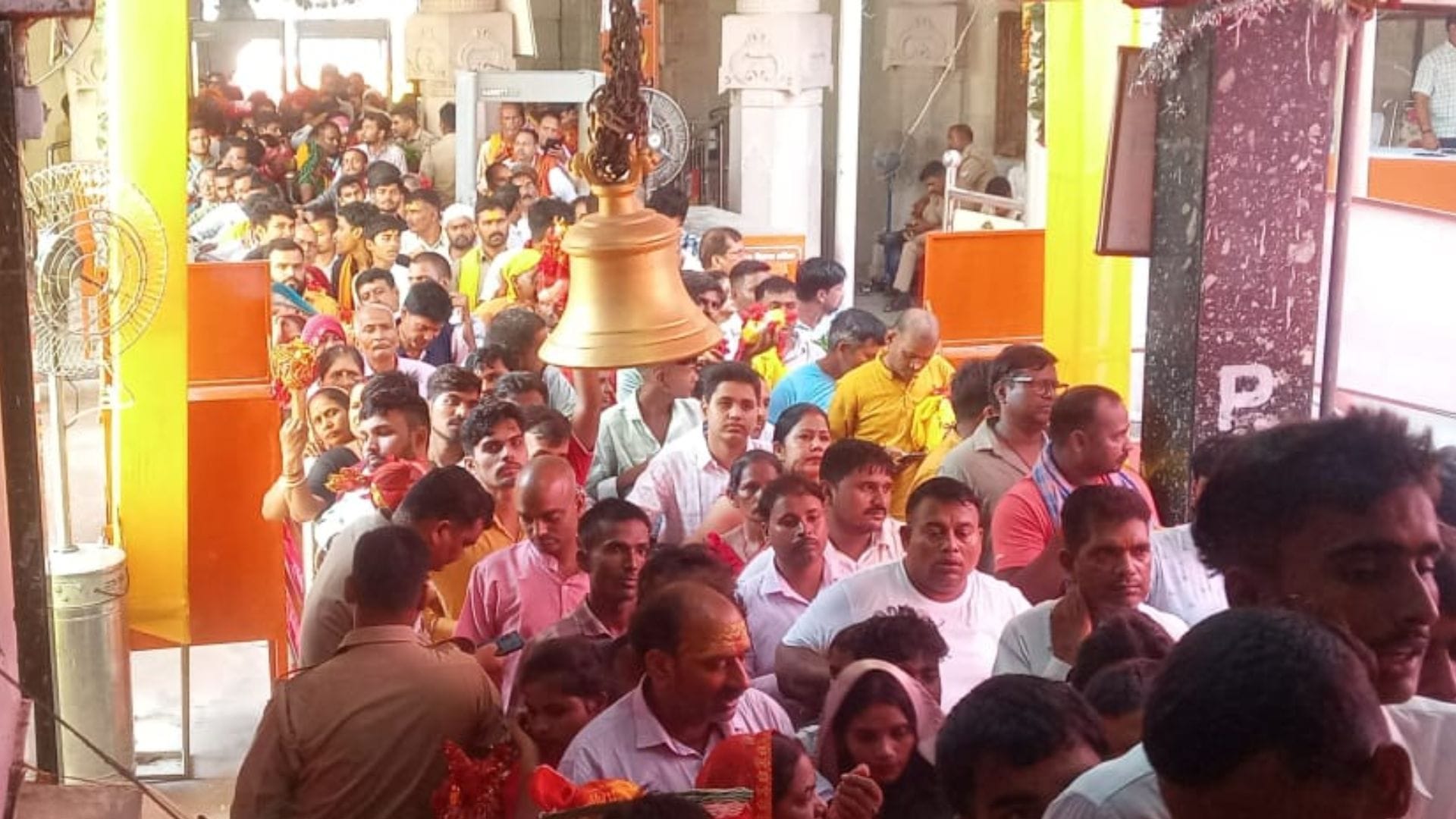 Durga Ashtami 2025 Maa Vindhyavasini gave darshan in form of Mahagauri in vindhyachal temple in Mirzapur