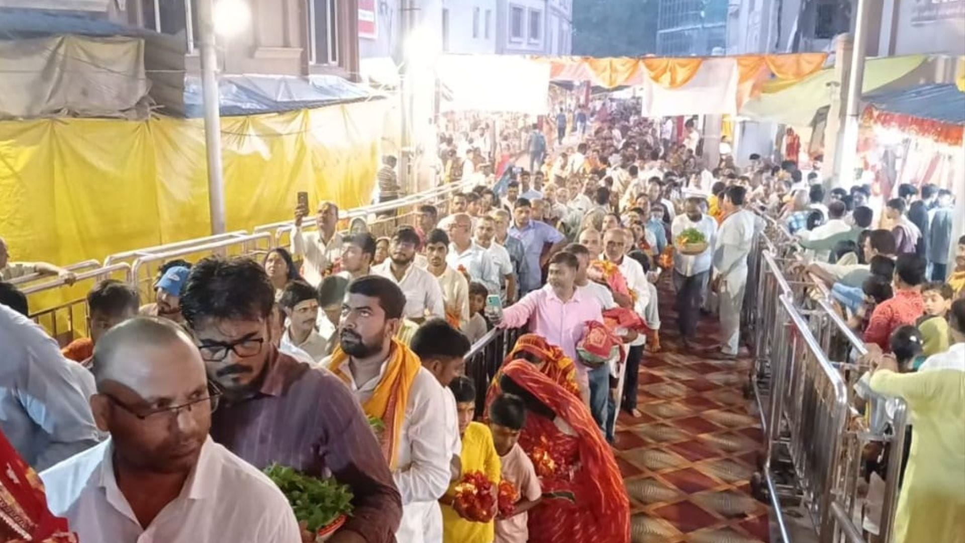 Durga Ashtami 2025 Maa Vindhyavasini gave darshan in form of Mahagauri in vindhyachal temple in Mirzapur