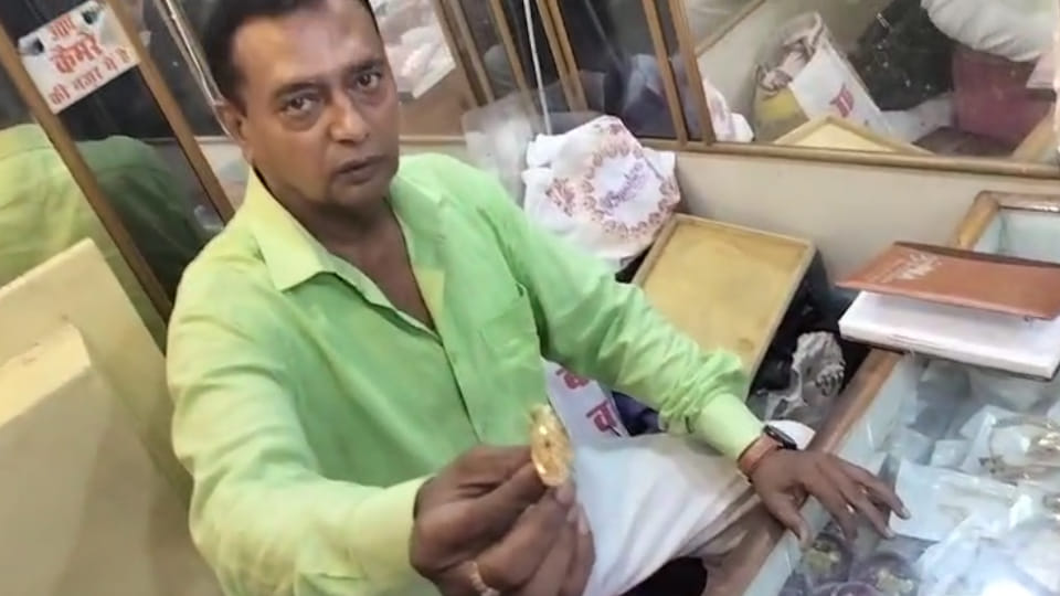 Kanpur: A teenager came to sell his sister's engagement ring to buy Maggi