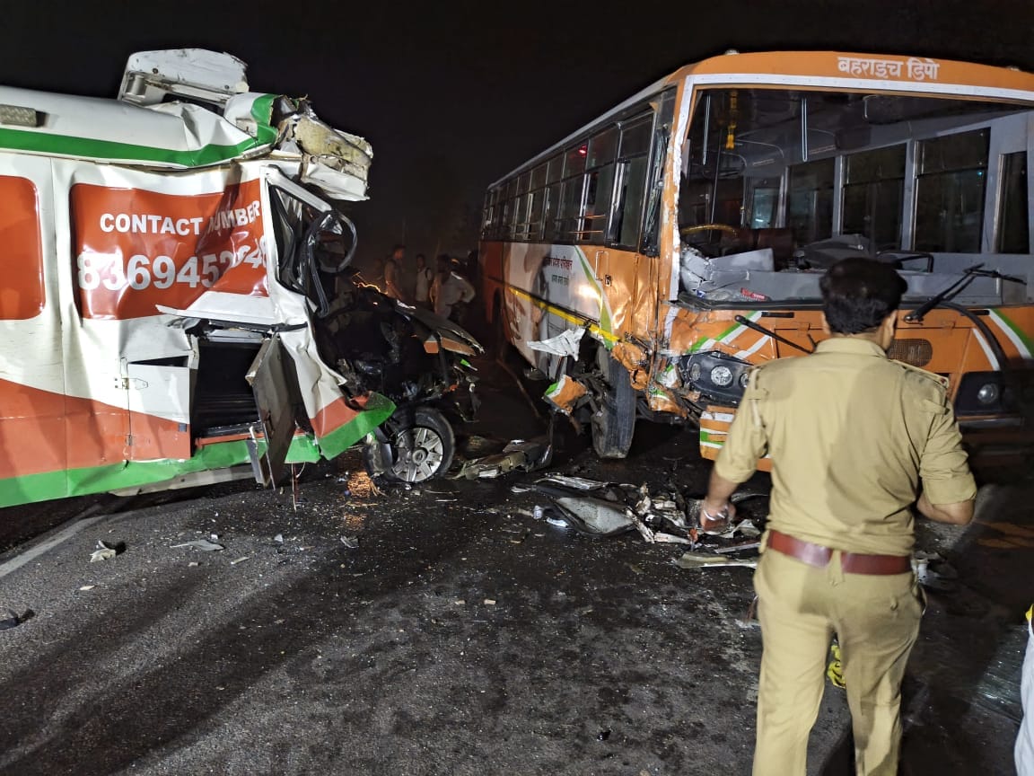 Roadways bus and ambulance collide in Amethi, ambulance driver dies