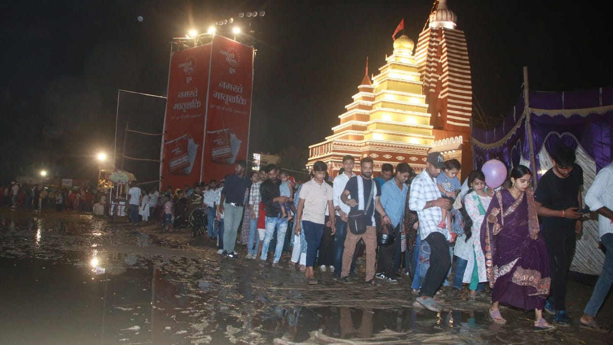 Varanasi Weather 50 mm of rain in 7 hours on Durga Ashtami trudged through mud to reach pandal power cut