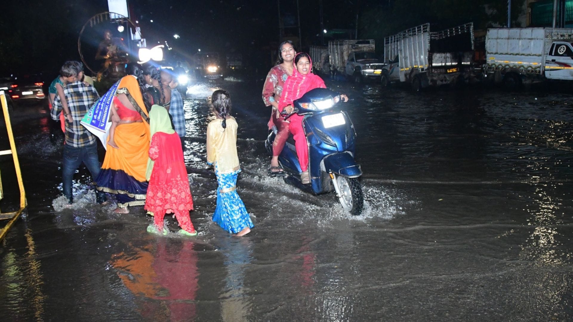 Varanasi Weather 50 mm of rain in 7 hours on Durga Ashtami trudged through mud to reach pandal power cut