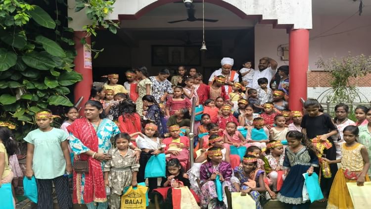 Raipur: लक्ष्मी नारायण मठ रामकुंड में 501 बालिकाओं को कराया कन्या भोज, महागौरी अष्टमी यज्ञ कर लिया आशीर्वाद