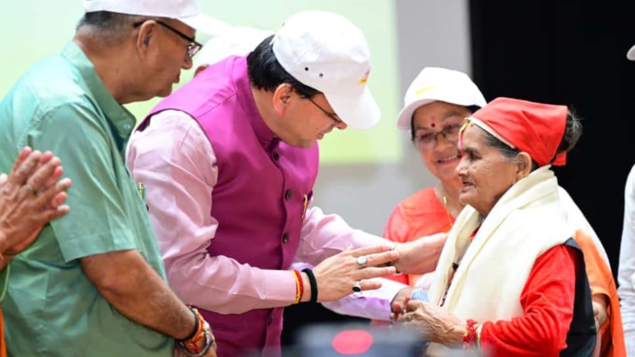 CM Dhami honored senior citizens on Senior Citizens Day and gave gifts of many schemes Uttarakhand news