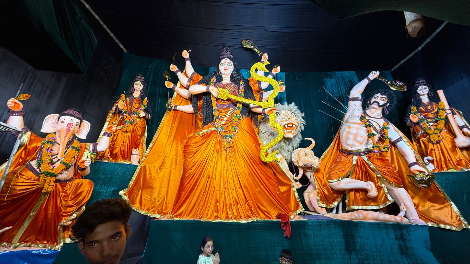 In Gorakhpur Sharadiya Navratri, Devotees thronged the pandals, delighted to see the idol of Mother Goddess.